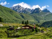 Zwischenziel Jausenstation Knuttenalm mit Grenzkamm zu Osttirol - Klammljoch Wanderung